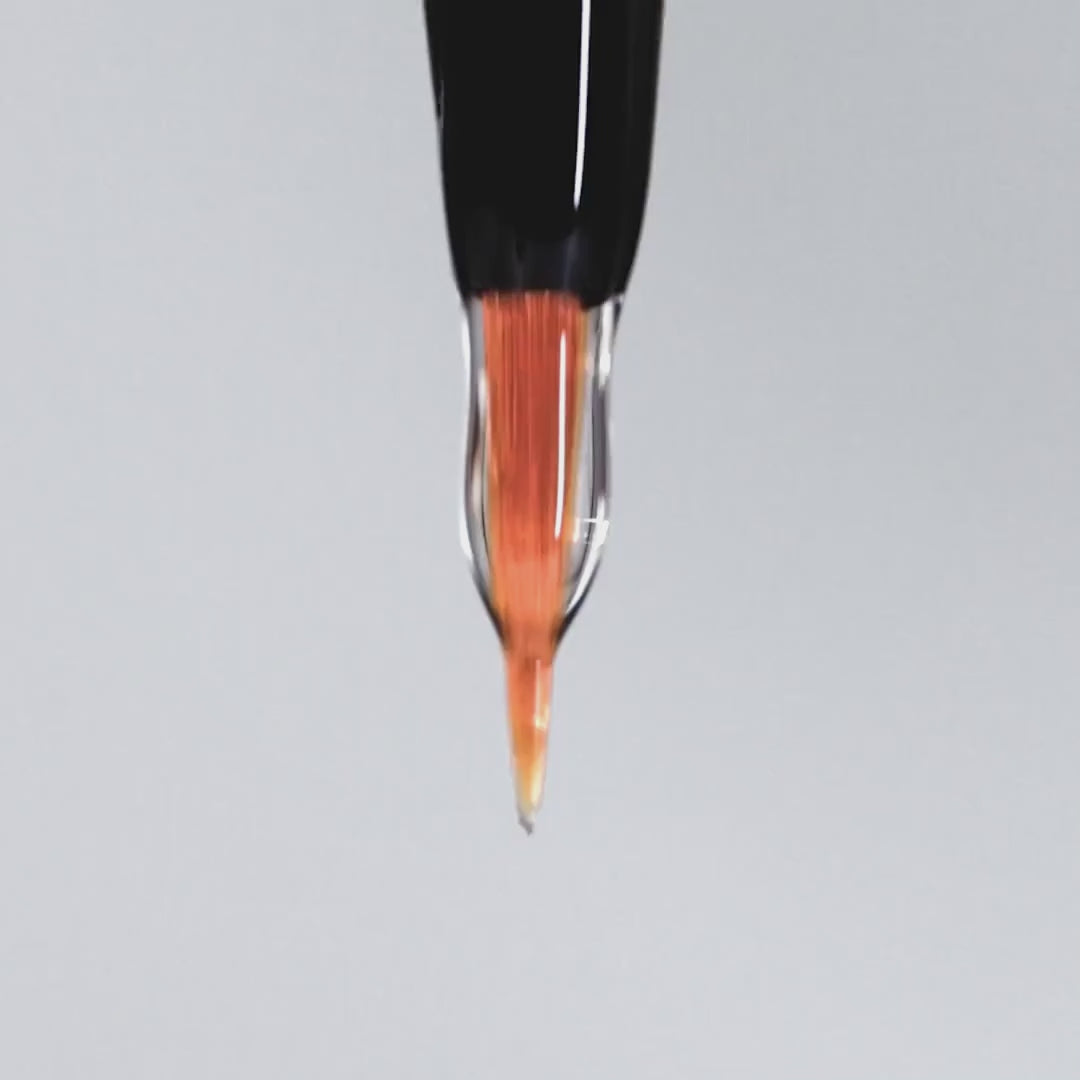 Load video: Get Longer, Fuller Lashes in 30 Days with Lavonder Eyelash Serum.